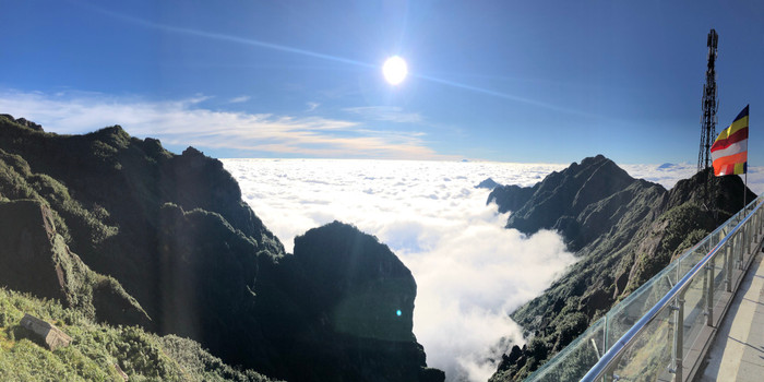 Đứng trên đỉnh thiêng cao nhất của Tổ quốc, du khách có thể phóng tầm mắt ra khắp bốn phương, thưởng lãm một biển mây trắng bồng bềnh trải dài đến tận chân trời như chốn 'bồng lai tiên cảnh'.