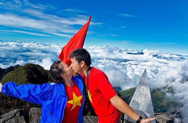 Sóng mây lúc thì mềm mại dịu dàng như những thảm bông êm ái, khi lại cuồn cuộn cuốn lấy những đỉnh núi xanh biếc, rồi bỗng chốc tan biến trên nền trời xanh ngắt. Khung cảnh tuyệt vời này khiến du khách cứ ồ à thán phục. “Em nghe tiếng mùa săn mây Sa Pa đã lâu nhưng thật sự không thể ngờ lại đẹp không tả nổi thế này. Chuyến đi này lãi to” – Minh Hằng, một sinh viên dại học Ngoại thương đi cùng nhóm bạn chia sẻ.