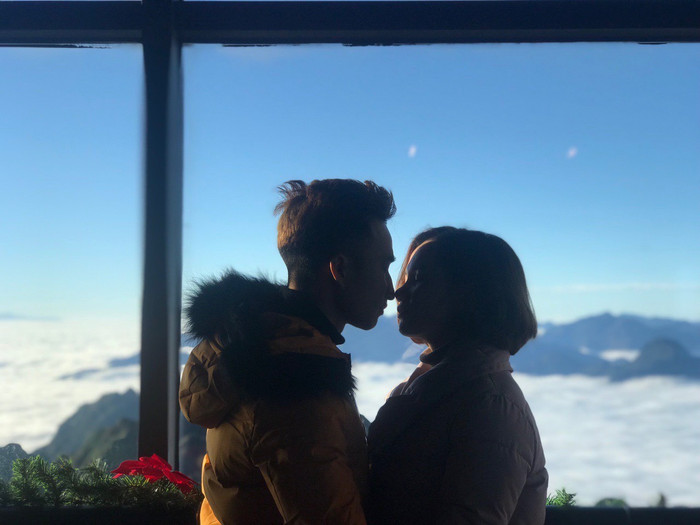 Nhiều cặp đôi đổ xô lên Sa Pa săn mây, đỉnh Fansipan đẹp tựa chốn 'bồng lai tiên cảnh' Ảnh 11