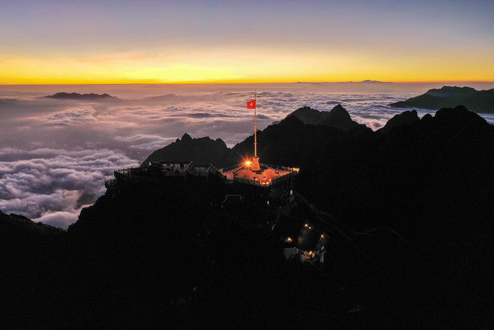 Nhiều cặp đôi đổ xô lên Sa Pa săn mây, đỉnh Fansipan đẹp tựa chốn 'bồng lai tiên cảnh' Ảnh 4