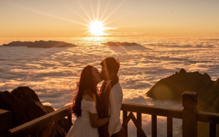 Nhiều cặp đôi đổ xô lên Sa Pa săn mây, đỉnh Fansipan đẹp tựa chốn 'bồng lai tiên cảnh' Ảnh 2