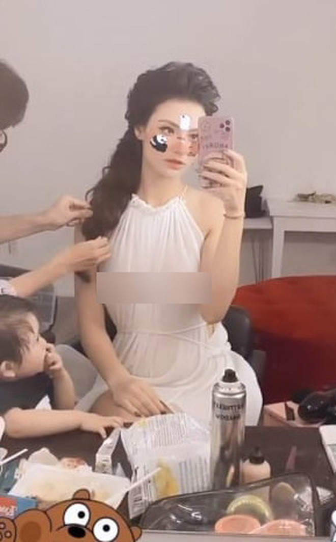 Trang điểm, lên đồ xong xuôi, Hồng Quế tự tin đăng tải hình ảnh của mình lên trang cá nhân. 