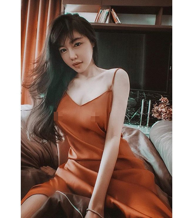 Elly Trần cũng thường xuyên khoe đôi gò bồng đào của mình lên trang cá nhân, bất chấp nhận xét từ dư luận. 