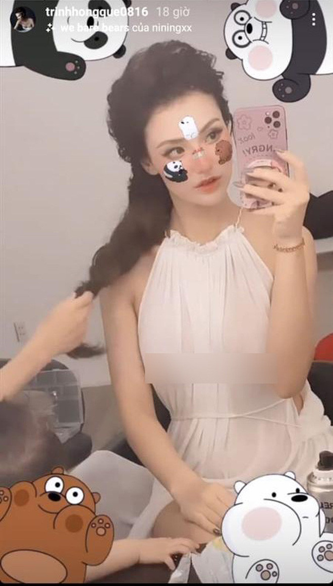 Có thể thấy, đây là hình ảnh hậu trường, có thể trong một buổi photoshoot. 