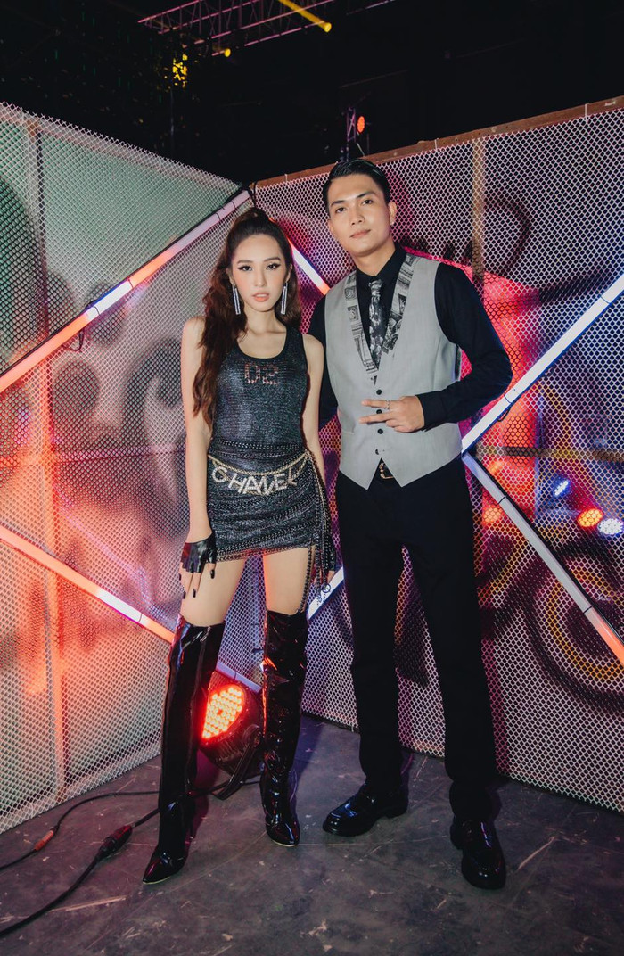 'Mẹ hai con' Emily còn khiến dân tình phải xuýt xoa trầm trồ khi khoe nhan sắc xinh đẹp, hình thể gợi cảm bên ông xã 