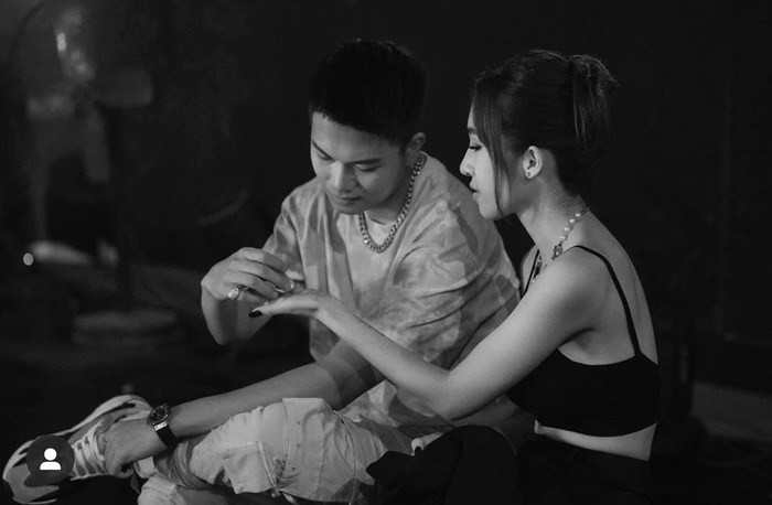 Và dành cho nhau những cử chỉ ân cần dịu dàng như thế này