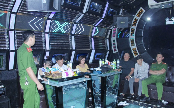 Thanh niên 20 tuổi tổ chức 'tiệc' ma tuý cùng nhiều cặp nam nữ bay lắc trong phòng Vip quán karaoke Ảnh 2