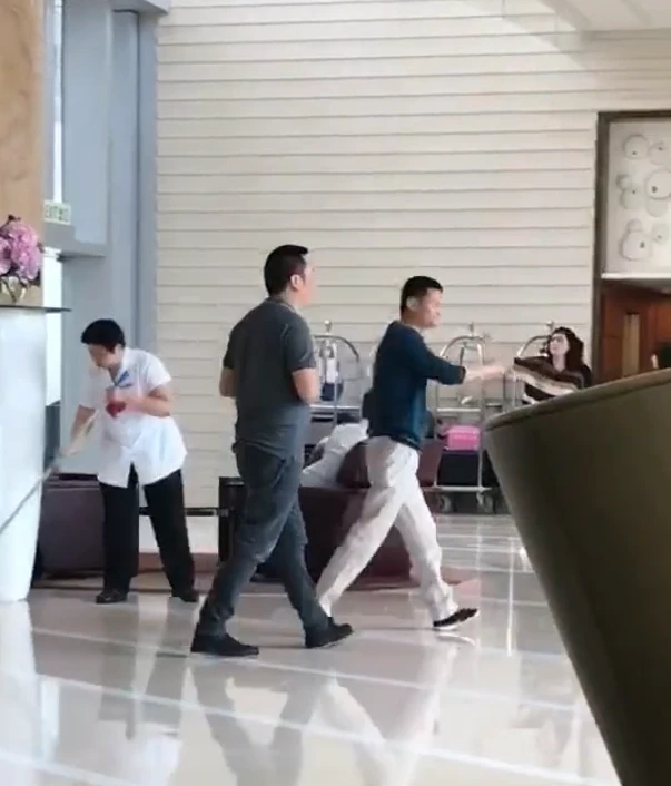 Sau scandal Triệu Vy ngoại tình, chồng đại gia vẫn bình thản, bàn chuyện với tỷ phú Jack Ma Ảnh 2