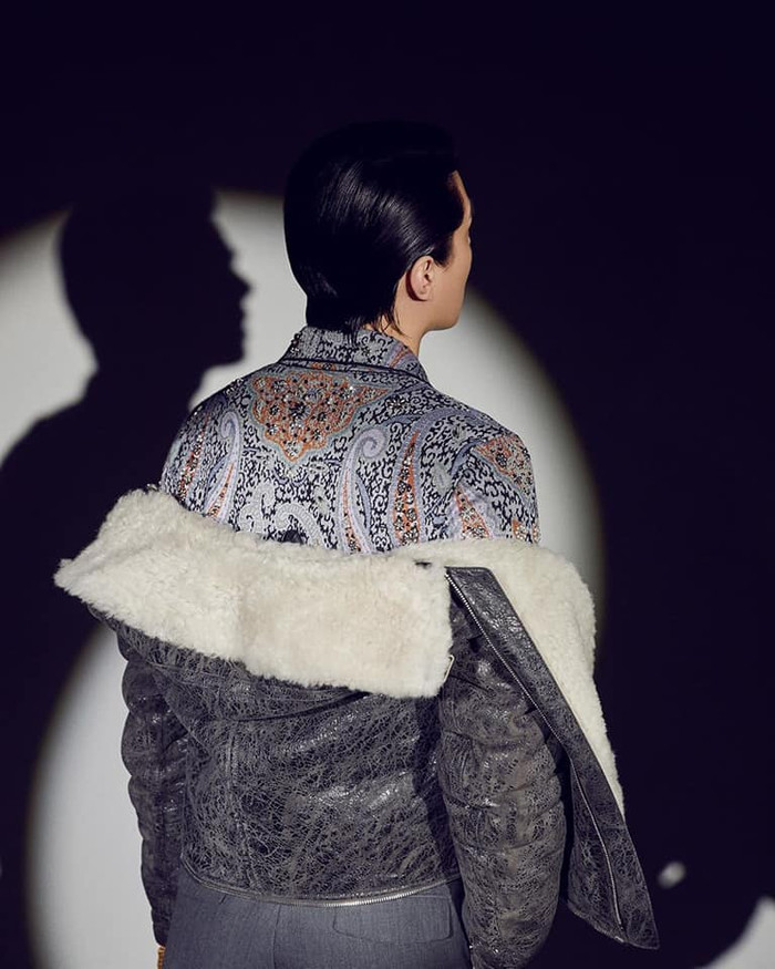 Hoa văn đính đá mang đậm nét vương giả do NTK Kim Jones thiết kế 