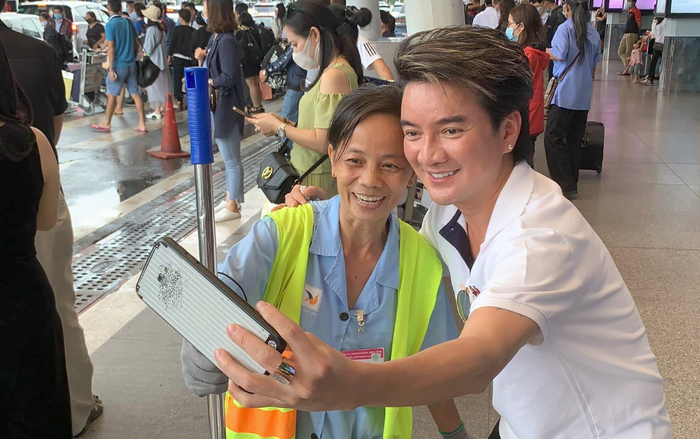 Dân mạng khen hết lời khoảnh khắc Đàm Vĩnh Hưng thân thiết chụp ảnh cùng người hâm mộ là lao công tại sân bay Ảnh 2