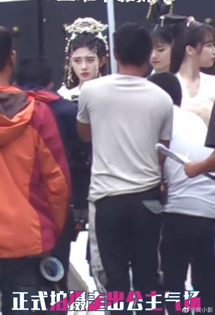 Cùng khoác trên người tạo hình như công chúa: Triệu Lộ Tư có vượt trội hơn Cúc Tịnh Y? Ảnh 12