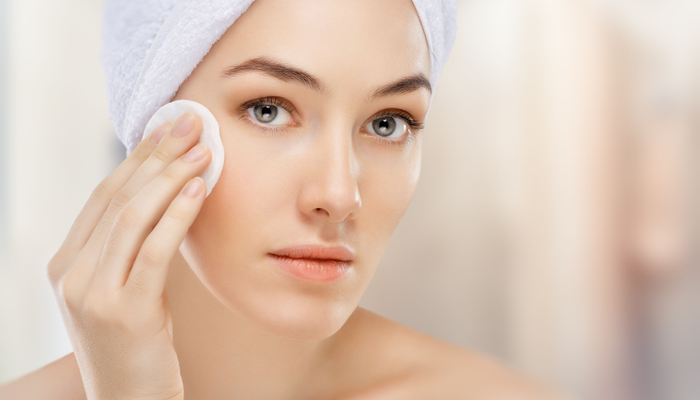 Tẩy trang là một trong các bước chăm sóc da khô hàng ngày không thể bỏ qua