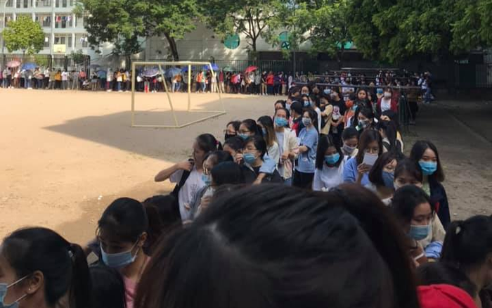 Sinh viên xếp hàng trước thư viện để mượn giáo trình khiến dân mạng ngạc nhiên: 'Cứ như đi xem concert của thần tượng vậy!' Ảnh 2