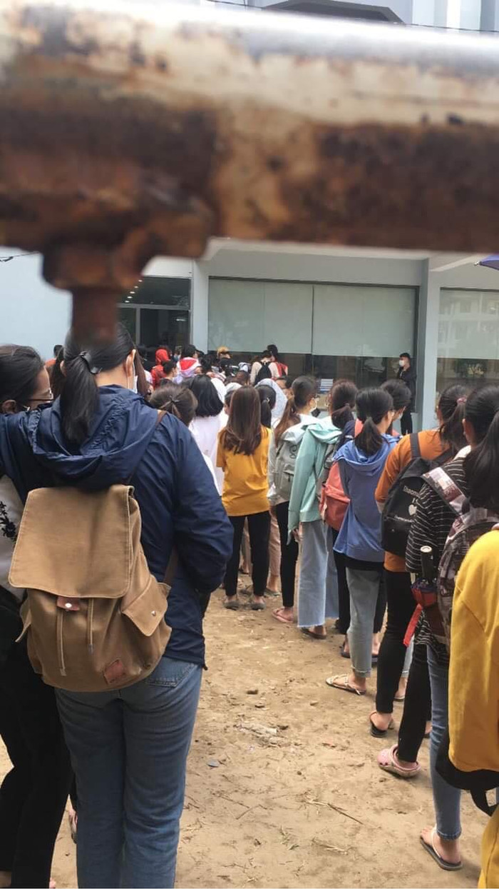 Các bạn sinh viên không quản thời gian và thời tiết, rất có văn hóa xếp hàng khi đến mượn giáo trình tại thư viện 