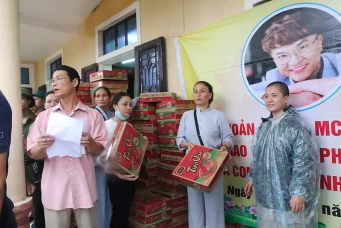 Người dân đến nhận thực phẩm cứu trợ từ MC Đại Nghĩa.