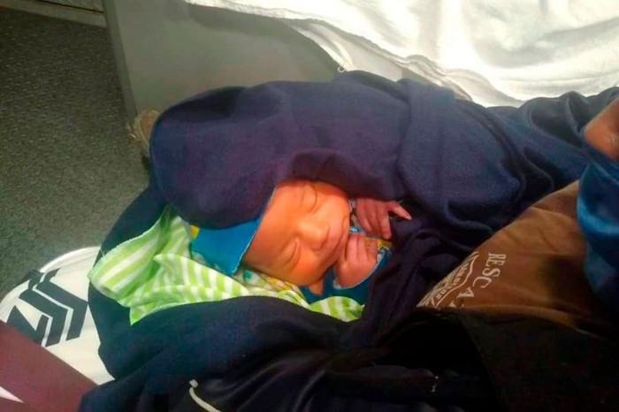 Đứa trẻ bị bỏ rơi trong hộp pizza. 