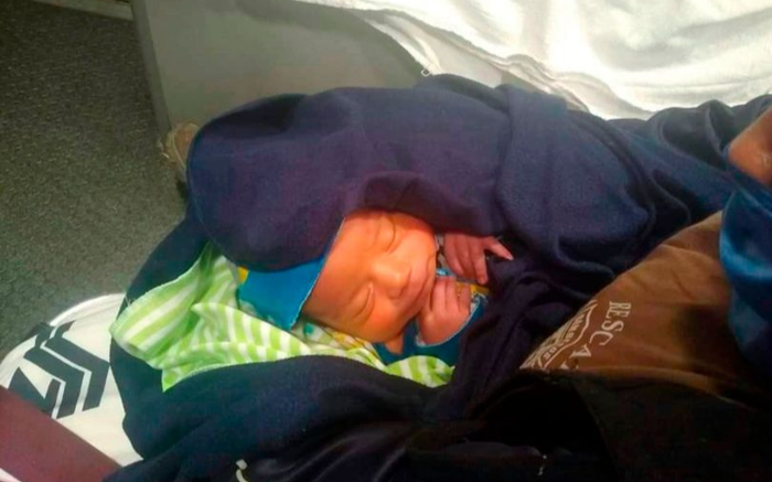 Bé trai sơ sinh bị bỏ rơi trong hộp bánh pizza kèm mảnh giấy nhắn Ảnh 2