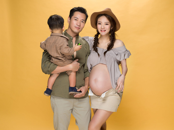 Ông xã CEO Trần Vinh Luyện của cô và con trai cũng góp mặt trong bộ ảnh