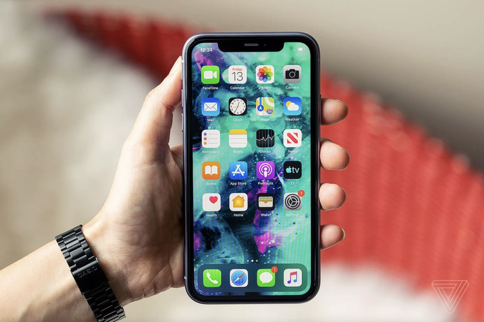 iPhone có thiết kế không quá sáng tạo song luôn tạo được điểm nhấn riêng. Ảnh: The Verge
