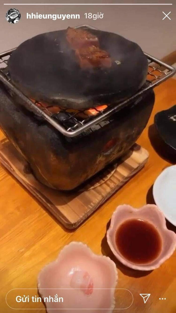 Hiếu Nguyễn và Diệu Linh cùng check-in tại cùng một nhà hàng. 