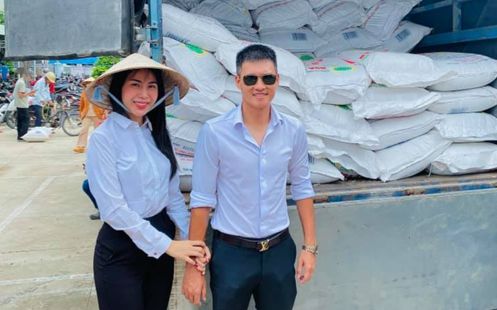 Công Vinh gọi Thủy Tiên là 'cô vợ trời hành' sau khi bay ra Huế cứu trợ đồng bào lũ lụt Ảnh 2