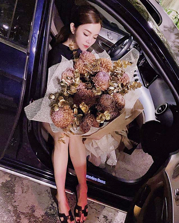 Từ túi hàng hiệu, hoa, gấu bông, tiền làm nail,... không điều gì bạn gái muốn mà CEO không chiều.