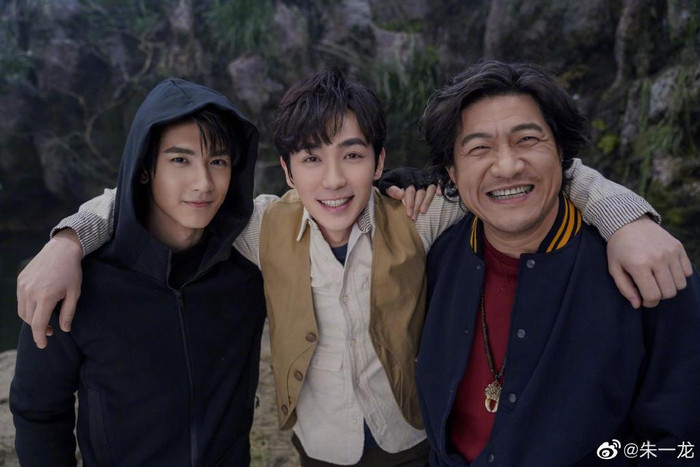 Chu Nhất Long (giữa) cùng các bạn diễn