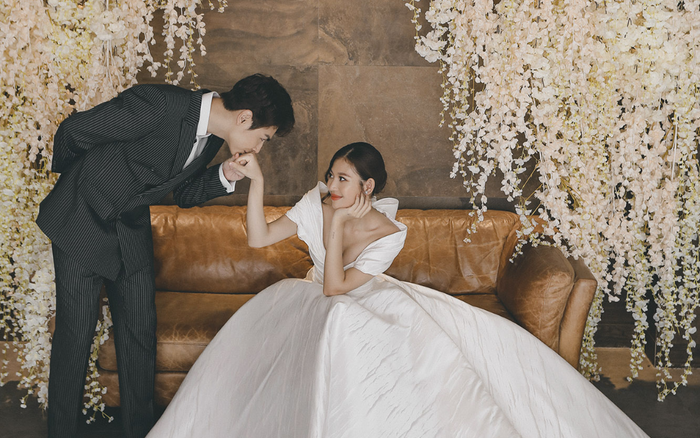 Chúng Huyền Thanh diện váy cúp ngực, khoe vòng 1 gợi cảm trong bộ ảnh kỉ niệm 3 năm ngày cưới Ảnh 2