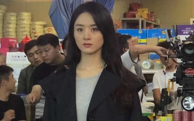 Ekip vội che chắn Triệu Lệ Dĩnh khi cô tỏ vẻ khó chịu vì bị lộ tạo hình Ảnh 2