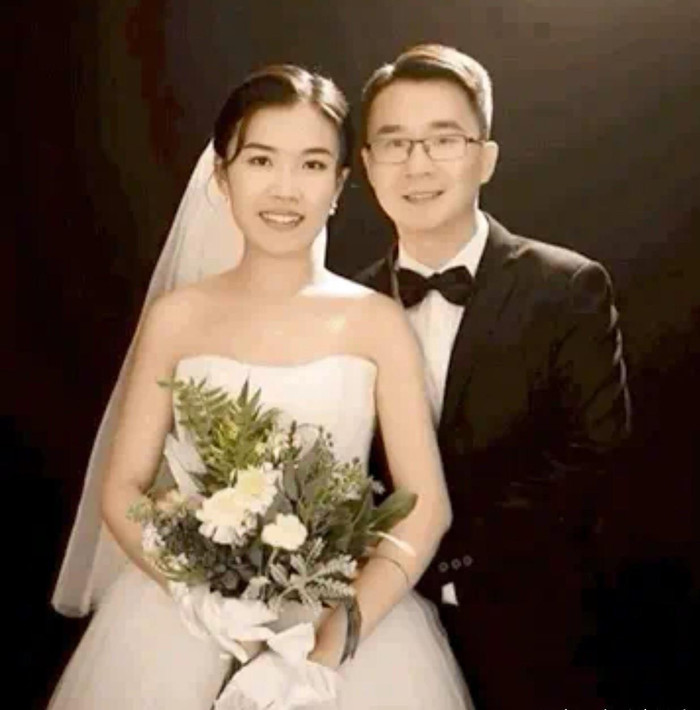 Ảnh cưới của bác sĩ Trương và vợ.
