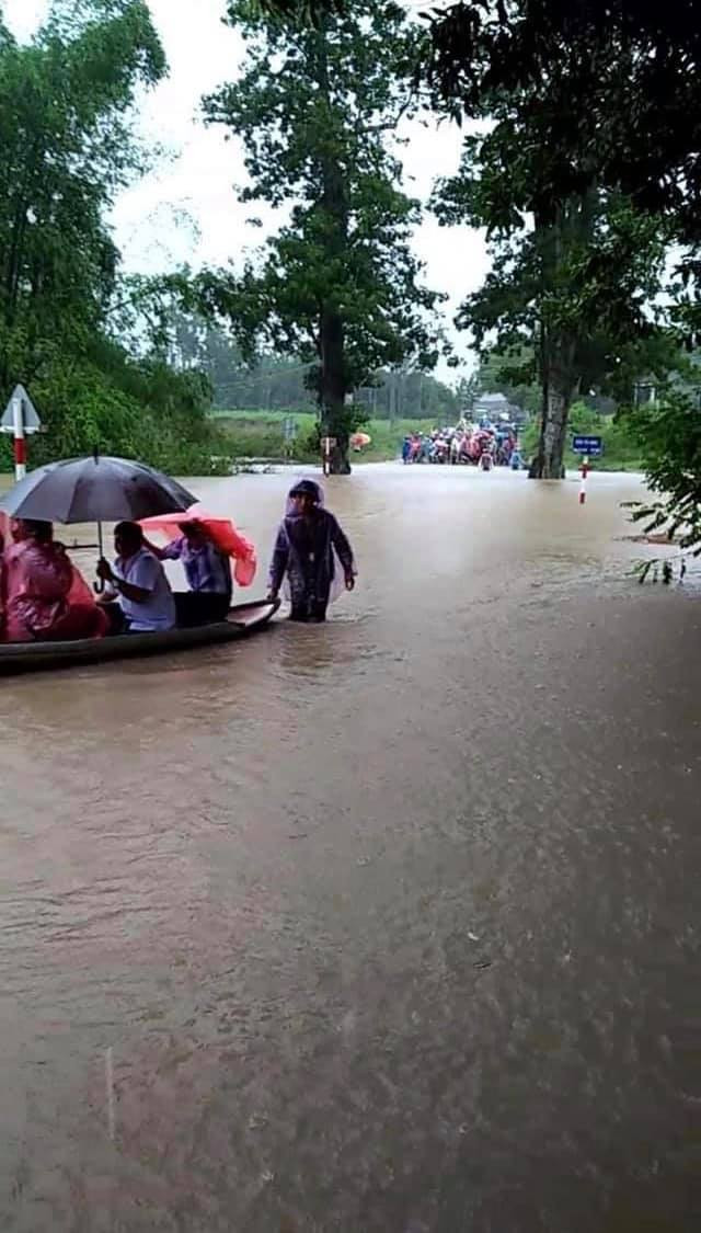 Trời mưa tầm tã, khách mời phải mang áo mưa, đi thuyền đến nhà cô dâu chú rể