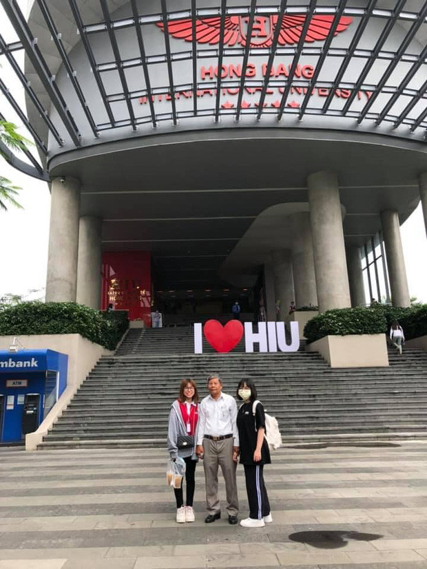 Chứng kiến khoảnh khắc xúc động nói trên, nữ giảng viên đã ngay lập tức ghi lại khoảnh khắc nói trên. 