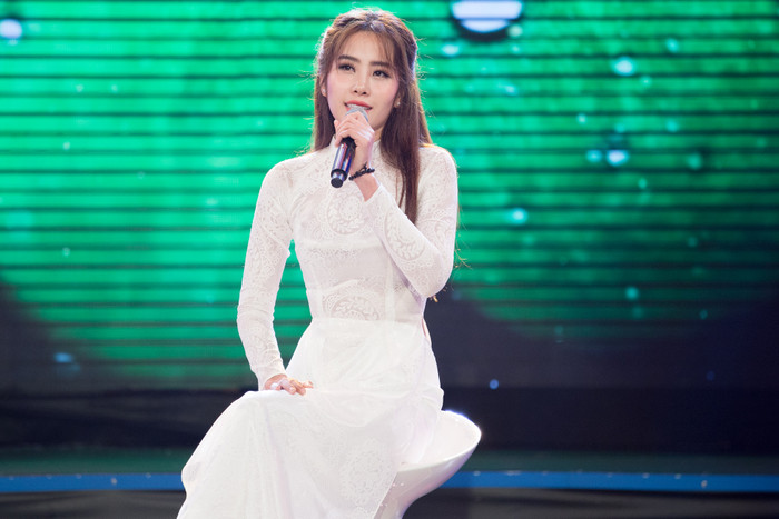 Hoa khôi Nam Em từng ra MV và gây ấn tượng bởi khả năng sáng tác. Tuy nhiên, cô nàng cũng nhanh chóng 'từ bỏ' hoặc thỉnh thoảng xuất hiện trên sân khấu với vai trò ca sĩ.