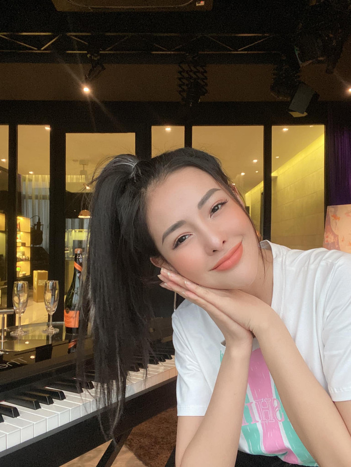 Những lần hiếm hoi Ngân 98 diện kín đáo