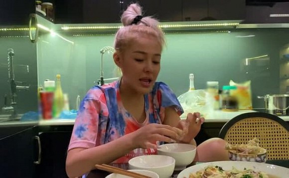 Nhan sắc ngoài đời của Ngân 98 không 'mướt' như trong ảnh