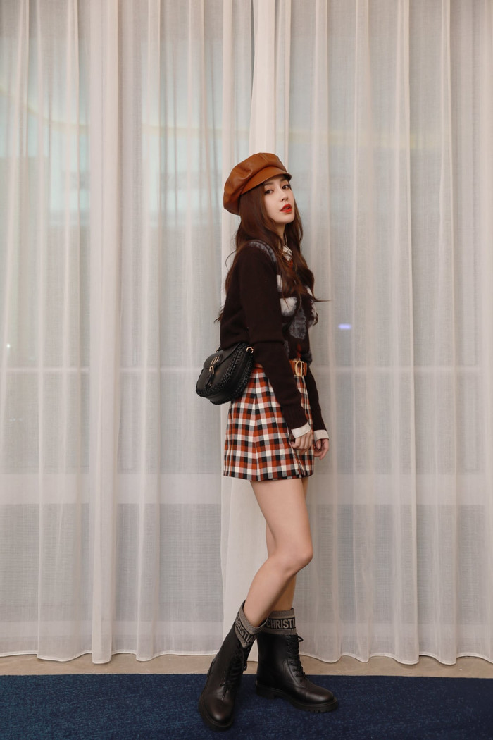 Bà mẹ một con nhìn xinh hẳn khi kết hợp với mũ beret, giày combat và túi xách chéo của Dior 