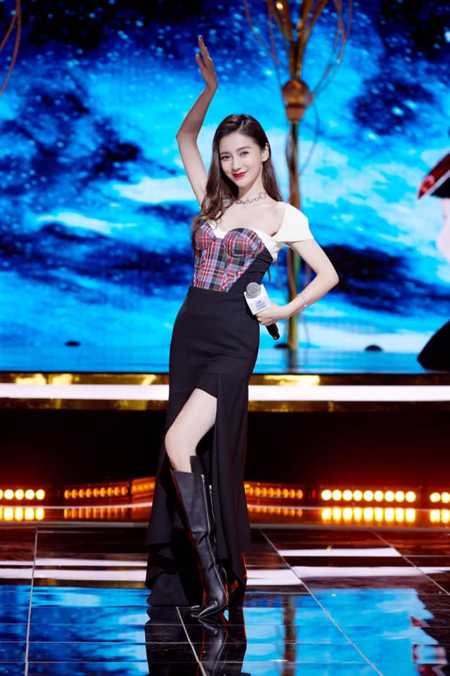 Cô mặc áo corset mic kèm cùng kiểu váy trắng/đen trễ vai xẻ chân tôn dáng đẹp nền nã