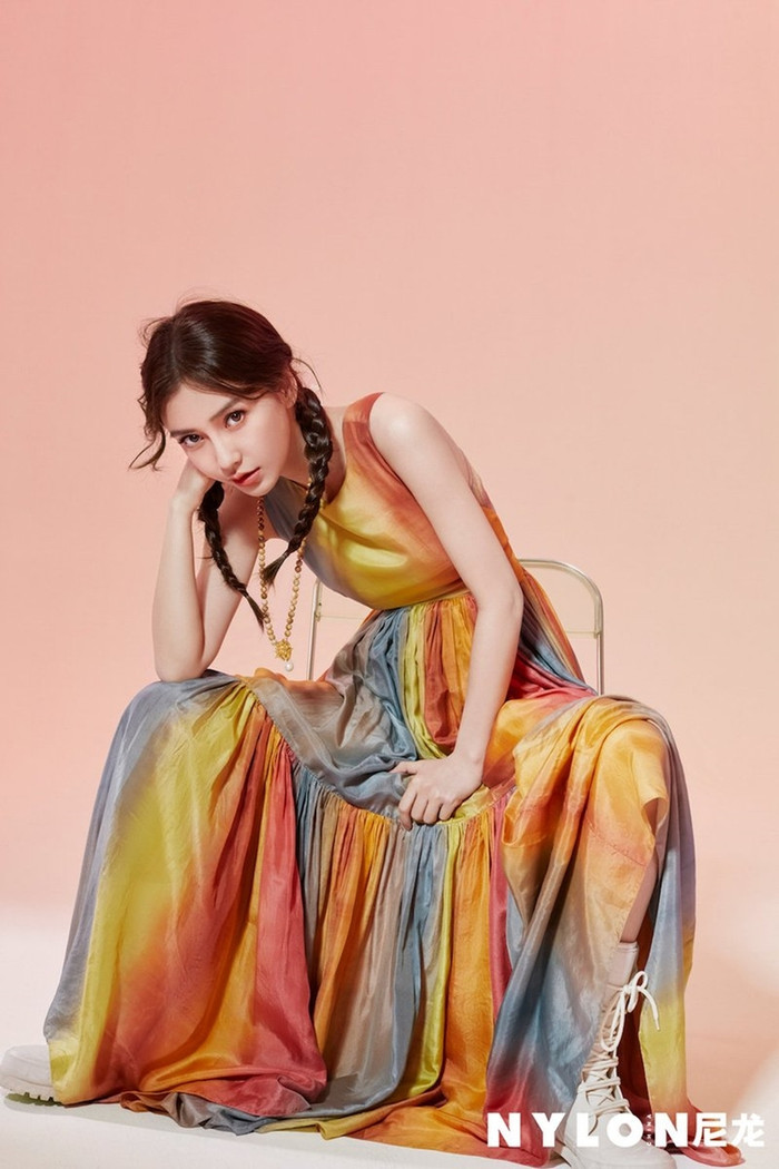 Thiết kế mà gà nhà YG mặc đã được Angelababy mặc chụp cho tạp chí NYLON trước hơn vài tháng có giá 6.900 USD (khoảng 160 triệu đồng).