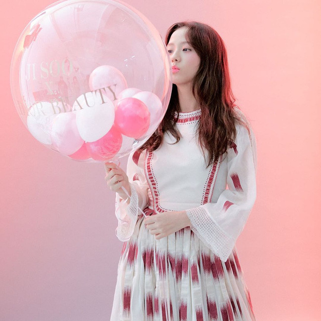 Trong kiểu váy dài vintage màu trắng/hồng Jisoo  mặc để chụp hình cho các sản phẩm Dior beauty vào đầu năm nay