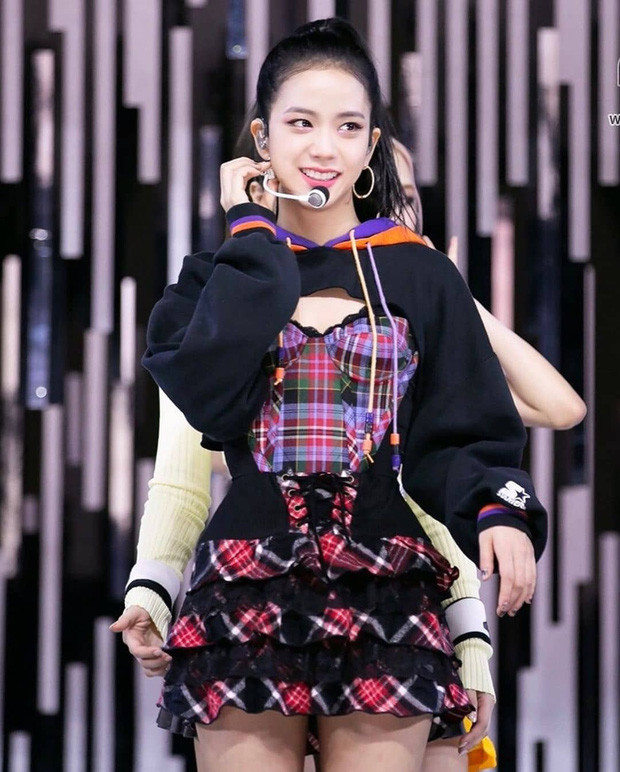 Áo corset kẻ ô màu tím mix cùng chân váy xếp tầng và áo hoodie thể thao được xé toang phần trước áo 