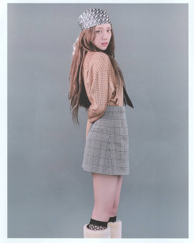 Visual nhà BlackPink mix áo sơ mi bánh bèo kèm với váy công sở kẻ sọc xám và đôi ủng 