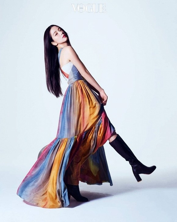 Bộ váy thuộc bộ sưu tập Xuân Hè 2020 của hãng với những đường xếp ly tinh tế từ hạ eo đến tà