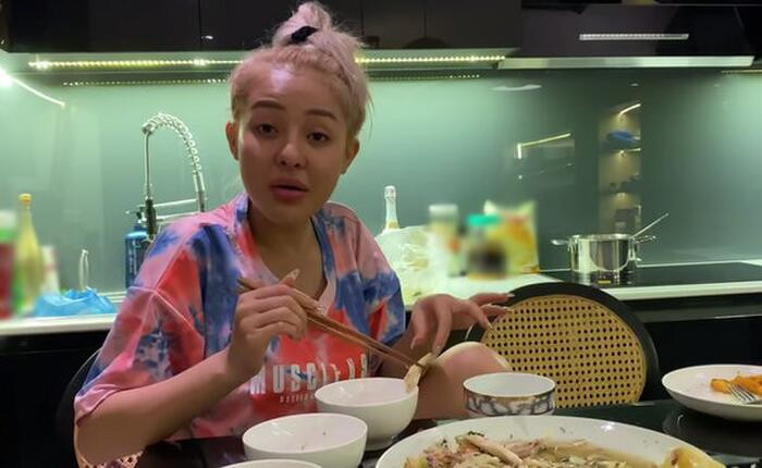 Thiếu sự hỗ trợ của son phấn, có thể thấy mặt mộc của Ngân 98 trông vô cùng nhợt nhạt và kém xinh hơn hẳn so với những hình ảnh mà cô hay khoe trên mạng xã hội