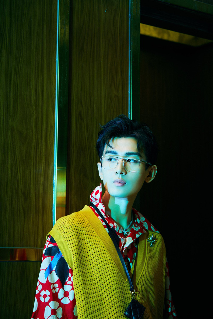 Thành Nghị mặc áo hoa lạc quẻ như 'chàng trai đến từ những năm 80-90' Ảnh 6