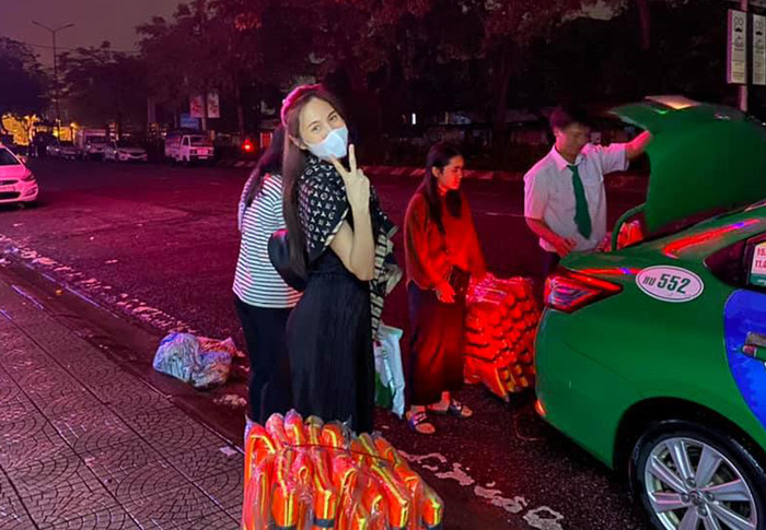 Thủy Tiên đích thân tới Huế để hỗ trợ đồng bào gặp nạn lũ lụt.