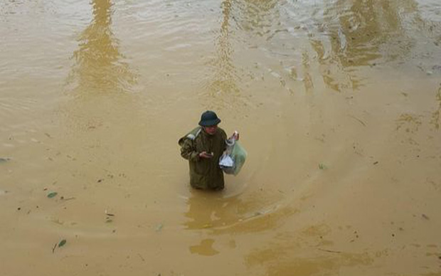 Thầy Hiệu trưởng đích thân chèo đò, lội nước kịp thời đưa thức ăn đến cho sinh viên trong đợt bão lũ Ảnh 2