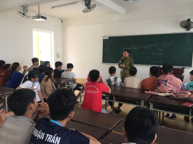 Thầy Hiệu trưởng trò chuyện, động viên sinh viên 