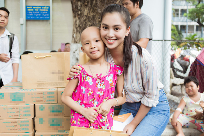 Với trái tim giàu lòng yêu thương, Tiểu Vy luôn đồng cảm và dành những món quà nhỏ để gửi tặng các mảnh đời kém may mắn. Vào ngày 31/05/2019, Hoa hậu Tiểu Vy đến bệnh viện ung bướu để thăm hỏi và tặng quà các bệnh nhi.