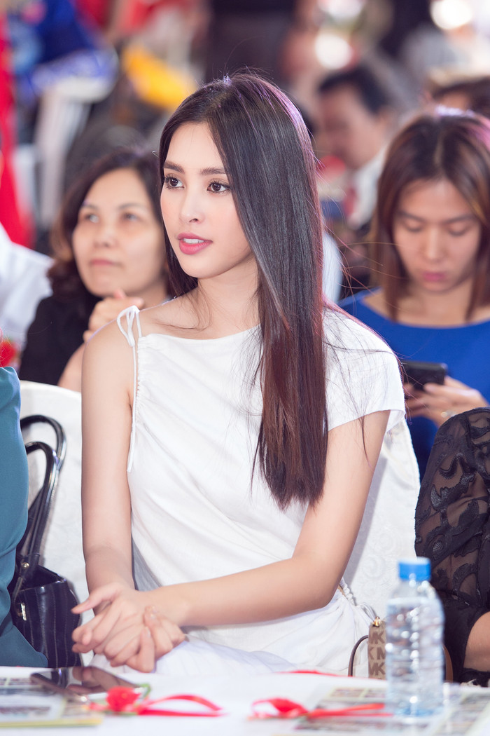 Ngày 10/12/2019, có mặt tại buổi lễ kỷ niệm 18 năm thành lập Trung tâm nuôi dưỡng Trẻ mồ côi khuyết Tật Quê Hương, Tiểu Vy thay mặt mạnh thường quân trao tặng hơn 2000 phần quà cho người có hoàn cảnh khó khăn cùng 100 triệu đồng học bổng cho các em học sinh tại trung tâm.