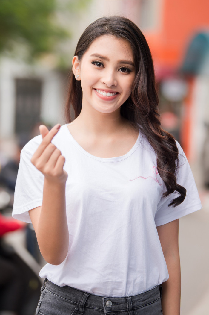 Sau thành công của chiến dịch nhân ái “WITH HEART”, ngày 15/3 Hoa hậu Việt Nam 2018 Trần Tiểu Vy đã đến trao 46 phần quà và tiền mặt ủng hộ cho các bệnh nhân ung thư tại viện K.